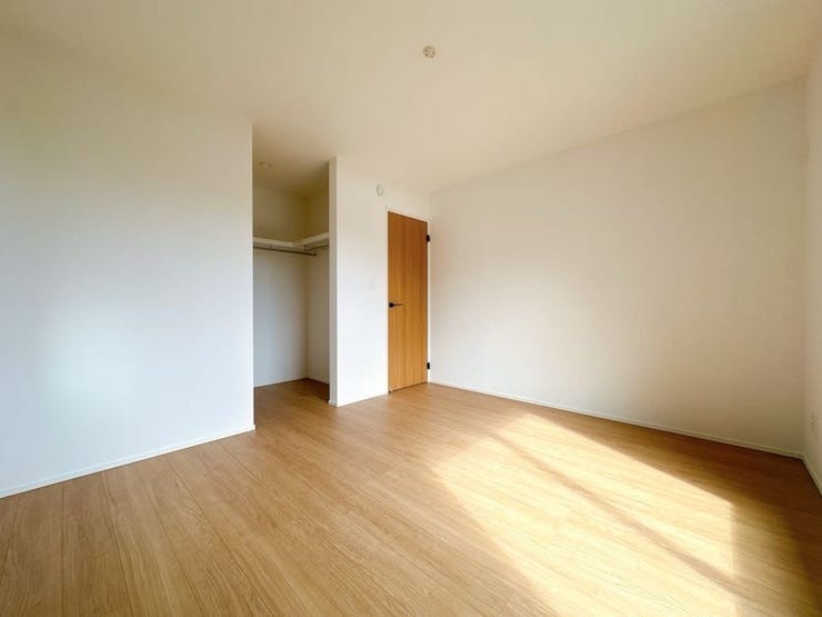 どんな家具にもフィットする床材カラーのお部屋です。