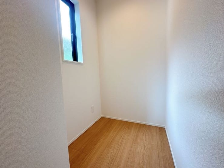 ウォークインクローゼットは高さのある荷物や洋服をたくさん収納できます。