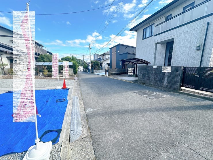 前面道路が広く、毎日の通行も快適です。