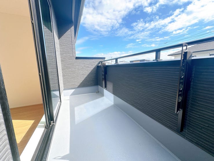 バルコニーは日当たり良好で、洗濯物もよく乾きます◎