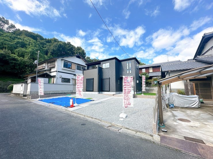 あたたかな陽が差し込む日当り良好の立地です。