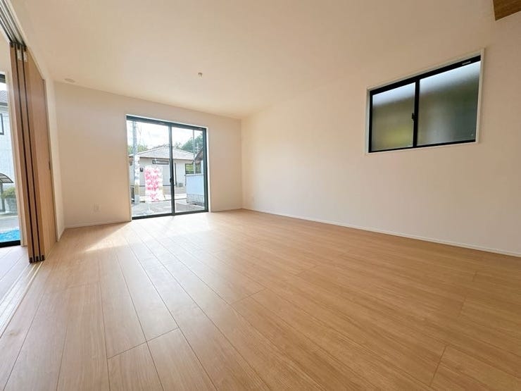 開口部に広い窓があり、採光・通風ともに多く取り込めます。