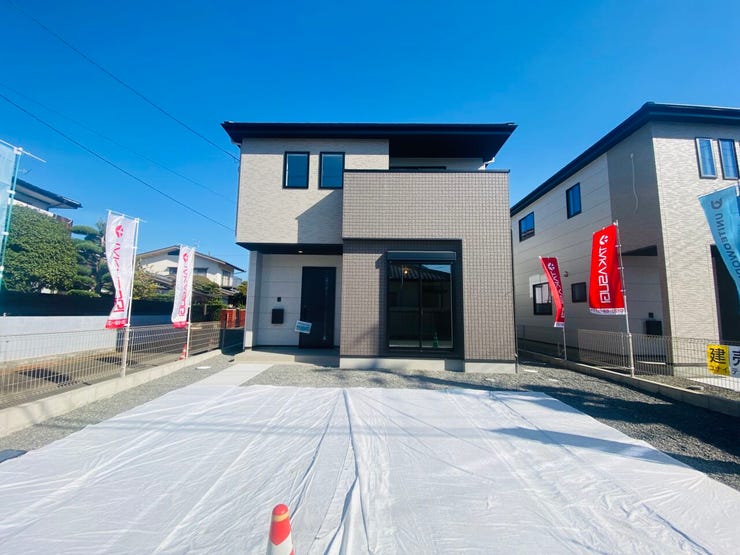 カースペースには、普通車3台駐車可能です!来客用に使える駐車スペースがあるのは嬉しいですね♪