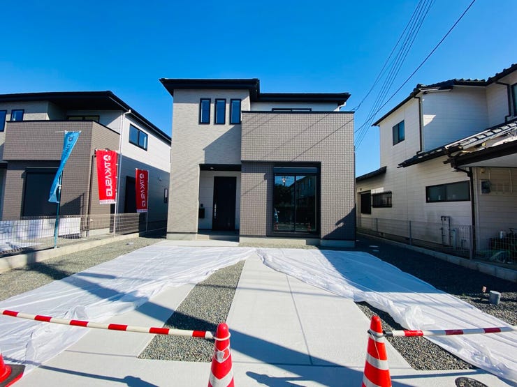 カースペースには、普通車3台駐車可能です!来客用に使える駐車スペースがあるのは嬉しいですね♪