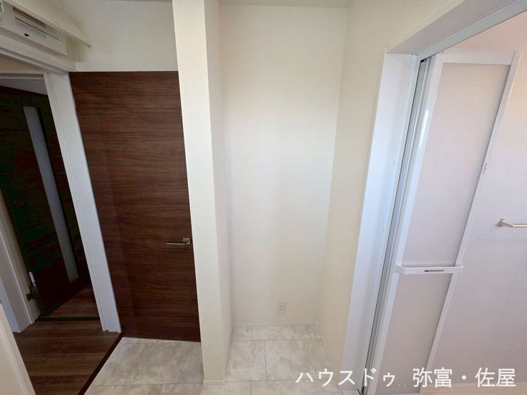 ゆとりある約2.5帖の洗面所!収納スペースも確保できる広さです(^^)