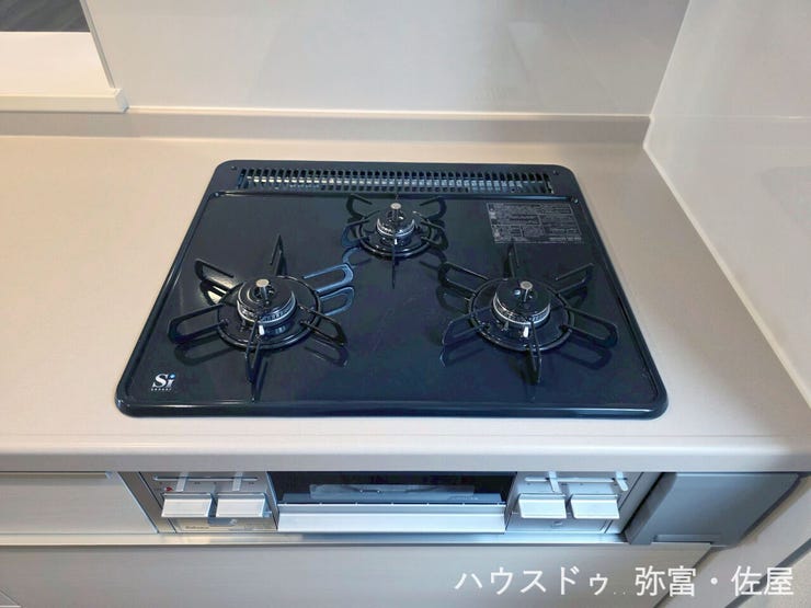 作った料理を置いておく場合等3口目があると重宝します☆コンロの位置によって火力が異なり、グリル部分も含めると最大4箇所での同時調理が可能です!一度にたくさんの料理を作るご家庭におすすめです(^^)