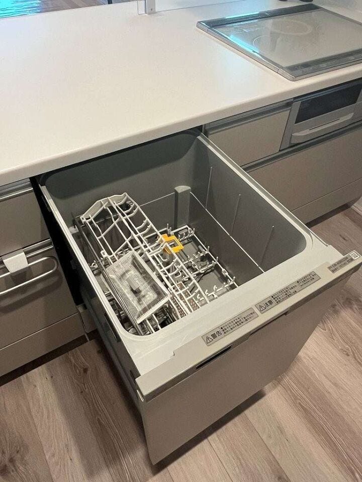 食器や調理器具の片づけはこちらの食器用洗浄乾燥機にお任せください。