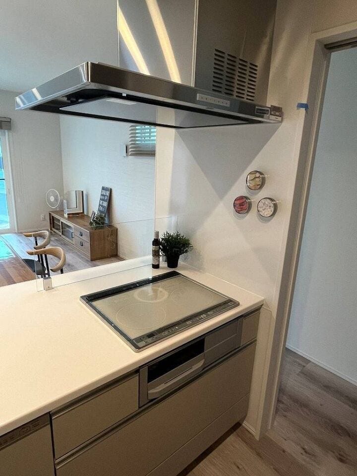 3口のIHクッキングヒーターです。