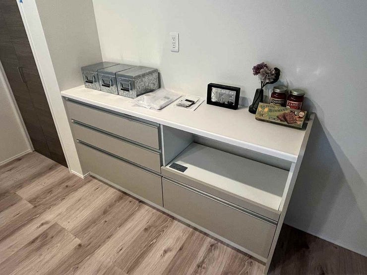 キッチン家電なども置ける便利なカップボードです。