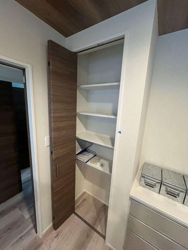 カップボード横にはパントリーとしてもお使いいただける収納スペースがございます。