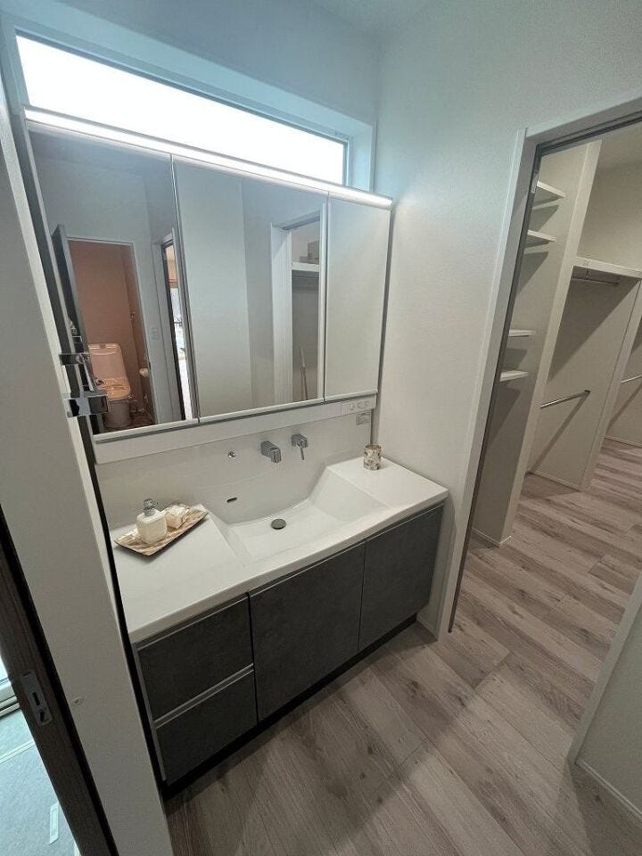 大きな鏡のついた明るい洗面台です。