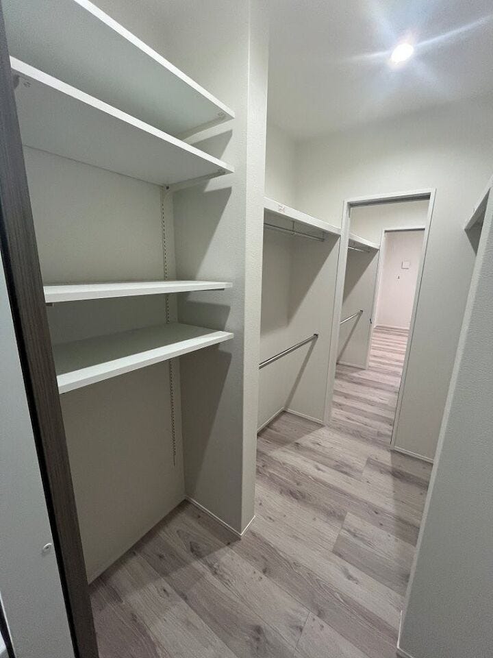 6畳の洋室からも、洗面室からもアクセスできる広々としたファミリークローゼットです。