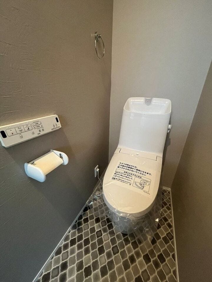 オシャレなデザインの床になっており、お掃除の際も気分が上がります。落ち着いた雰囲気のトイレです。