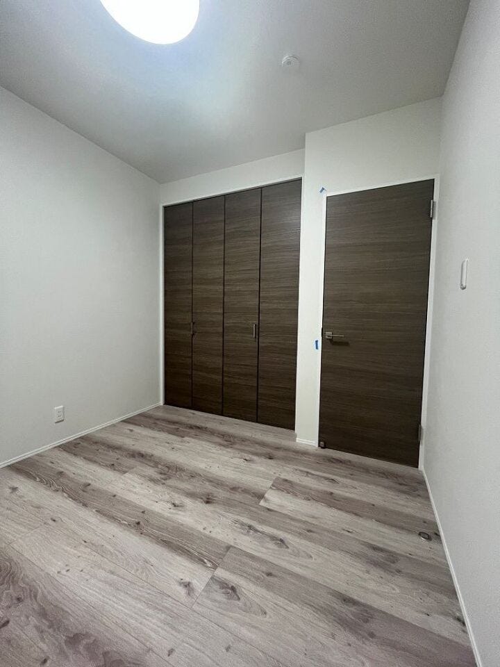 4.5畳の各洋室には扉付きのクローゼットがついております。