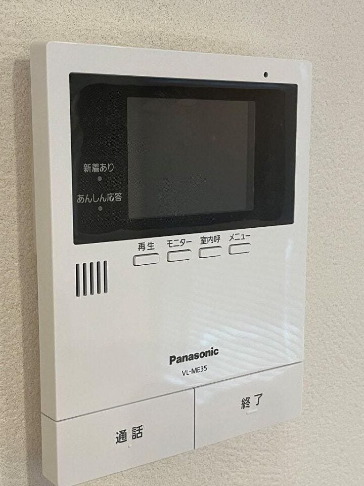 モニター付きインターフォン完備です。急な来客でも顔が見られて安心です。