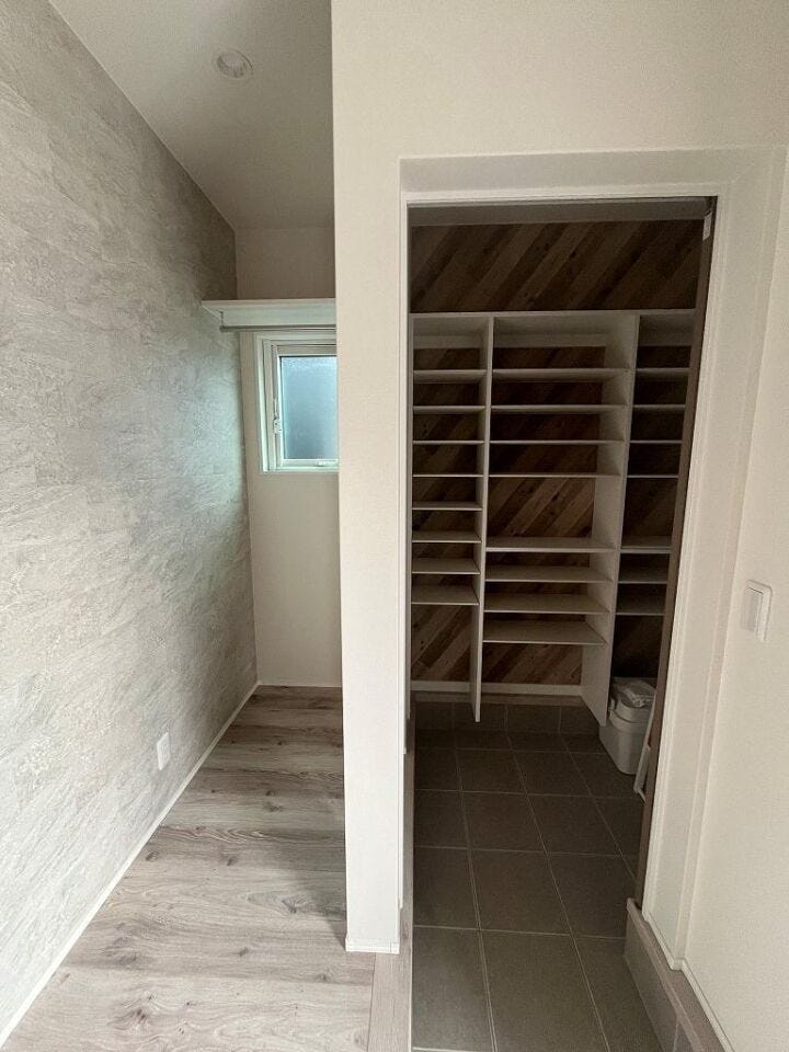 家族用玄関にはすっきりと靴を収納いただけます。