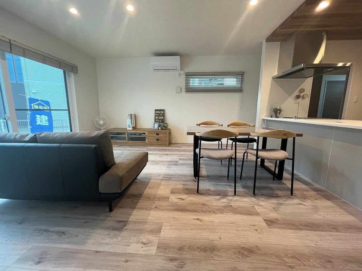 どんなインテリアにも合うナチュラルな床の色味のリビングです。家族やお友達とゆったりとした時間をお過ごしいただけます。