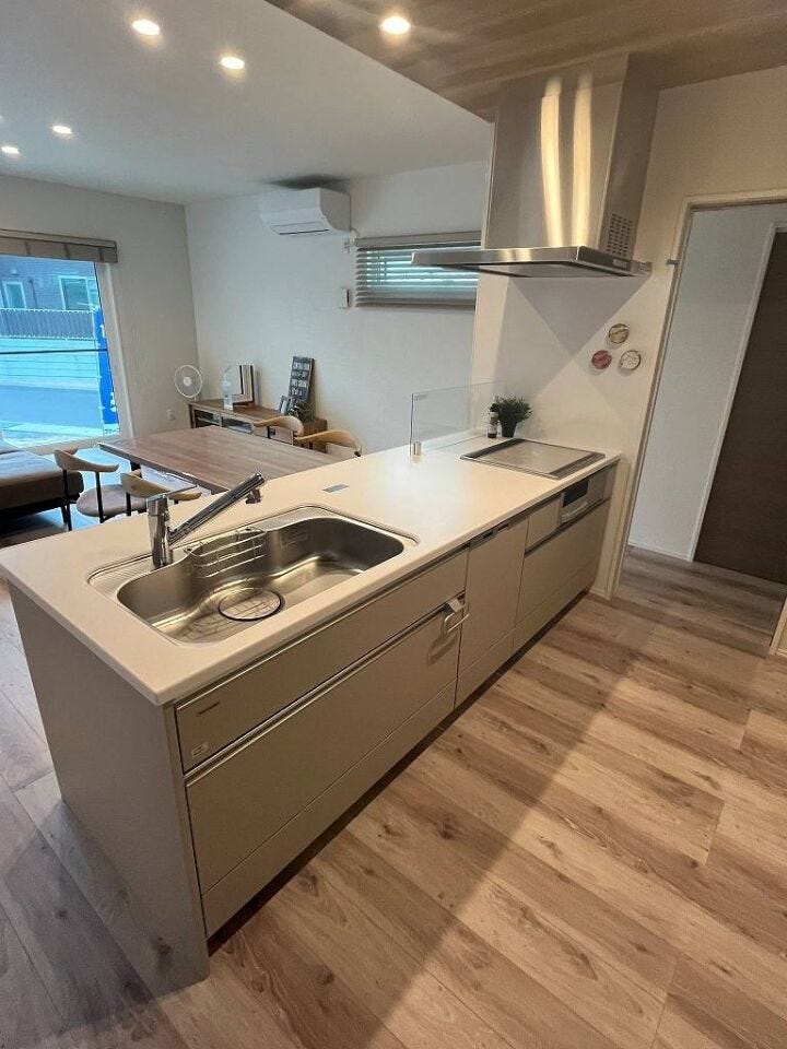 ダウンライトが手元を明るく照らしてくれる、オシャレでかつ調理しやすいキッチンです。キッチンからリビングを見渡すことができます。