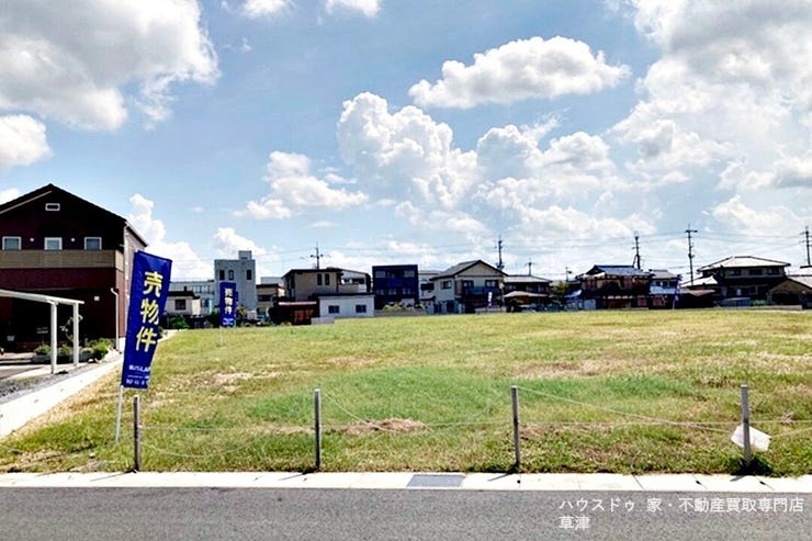 【分譲地全体】
空が広く感じる開放感。 都会の喧騒を離れ、自分たちらしい時間を紡ぐ贅沢。