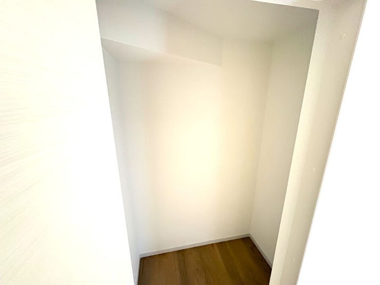 調理器具や保存食などもスッキリ収納できるキッチンパントリー!