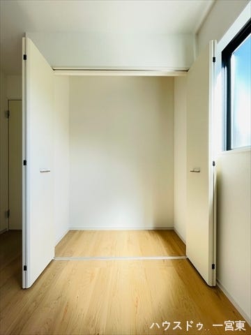 ≪2階東側5.2帖洋室≫
収納スペース充実!お部屋を広く使えます。