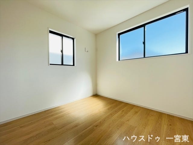 ≪2階4.5帖≫
暗くなりがちな北側の洋室ですが、2面採光なのでお部屋が明るいです。