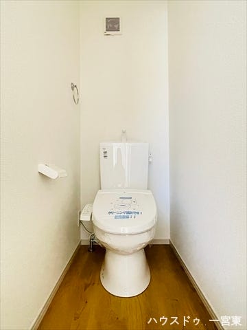 ≪2階≫
1階2階のトイレともに温水洗浄便座になっています。就寝時のご利用も階段を使わずに済むのはうれしいですね