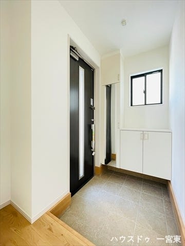 玄関収納には全身ミラーが付いており、お出かけ前の身だしなみを確認できます。