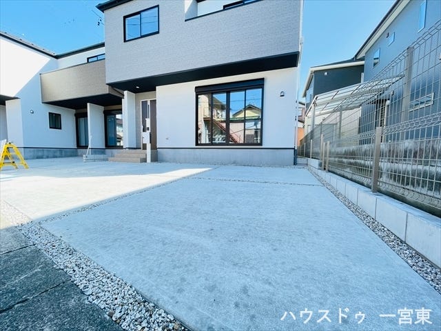 ゆったりとした駐車スペースには、車種により2台駐車可能です。車の入れ替えも不要です。