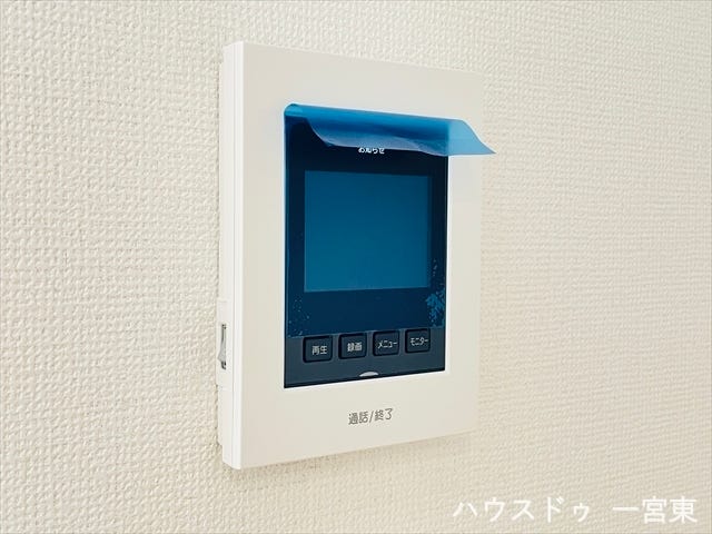 ≪モニター付きインターホン≫訪問者の顔が見えて安心ですね。玄関先まで行かずにこちらから対応できます。