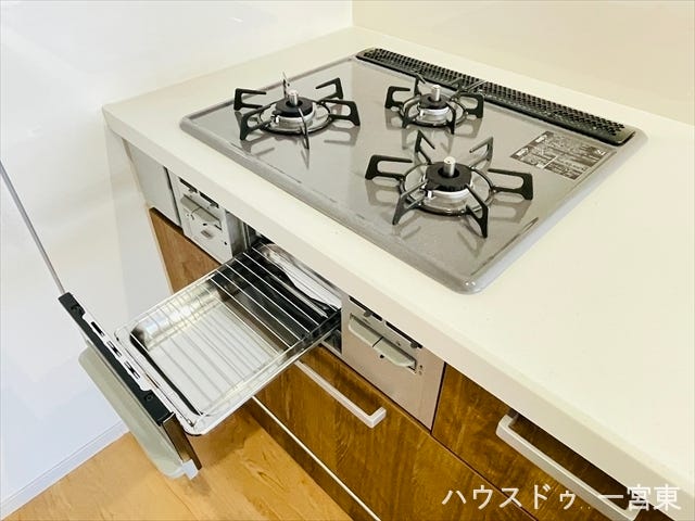 ≪コンロ≫3口あり、同時に調理ができるので忙しい時も時短になりますね。お魚の他にも焼き物調理を楽しめるグリル付きです。