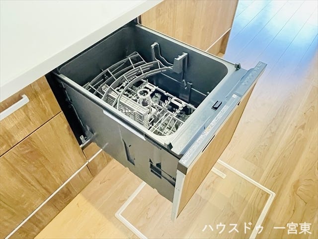 ≪食器洗浄乾燥機≫手洗いより水の使用量を減らすことができ、洗い物の負担も軽減できて嬉しいですね。