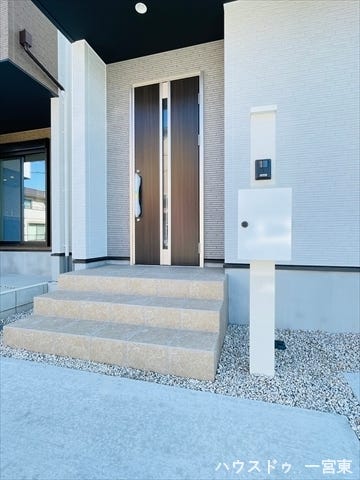 ≪外玄関≫ポストはインターホンと一体型でスタイリッシュなデザインです。軒がしっかりとあるので雨の日でも濡れずに傘をさせます。