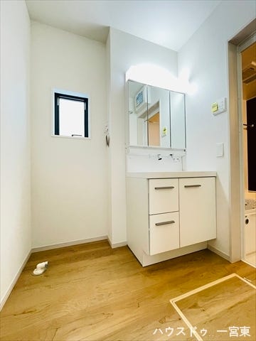 人気の3面鏡を採用しました。ミラー裏が収納になっているので、生活感を出さずに収納することが出来ます。