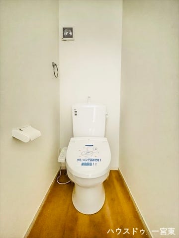 ≪1階≫
災害時でも安心のタンク付きトイレを採用しました。1階と2階の2か所にトイレを設けています。