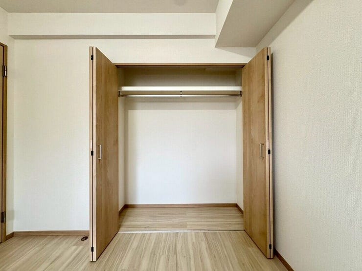 【Bedroom】洋室には収納力のあるクローゼット付き。衣類や荷物もすっきり収まります。