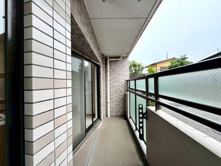 【Balcony】日当たりの良いバルコニーはお洗濯物がしっかり乾きやすく、毎日の家事にも重宝します。
