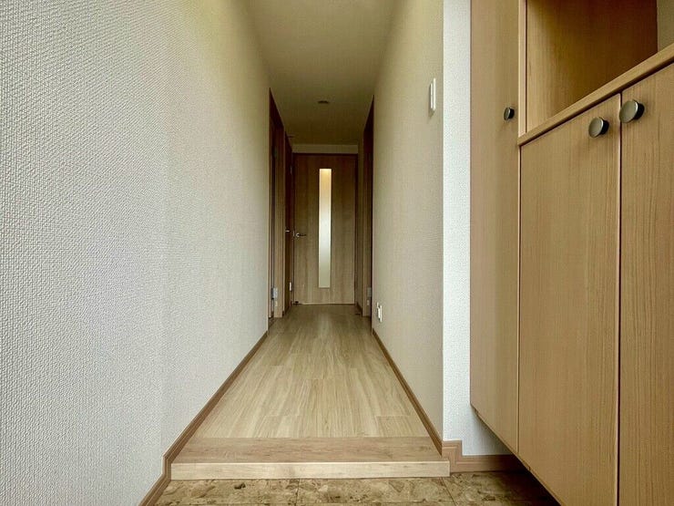 【Entrance】シューズボックス完備の玄関で、靴や小物もスッキリ収納できます。