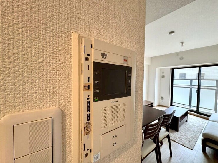 【Facilities】来訪者を確認できるモニター付きインターホンで、防犯面も安心です。