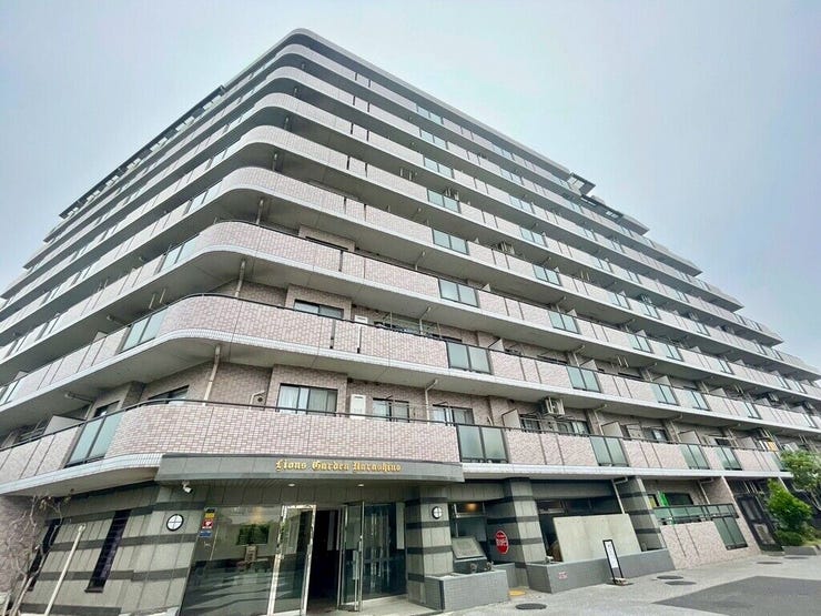 【Exterior】落ち着いた色合いの外観が街並みに馴染む、シンプルで親しみやすいマンションです。