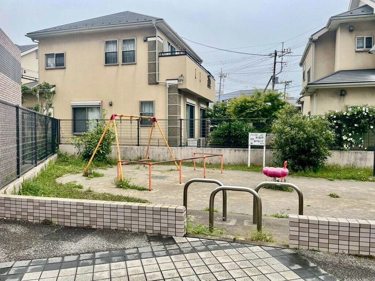 【Exterior】マンション敷地目の前に公園スペースを確保。お子さまが身近でのびのび遊べる安心の住環境です。