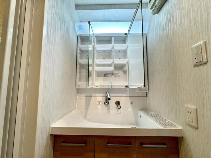 【Washroom】すっきりとしたデザインで、毎日の生活が快適に。収納も豊富な洗面所です。