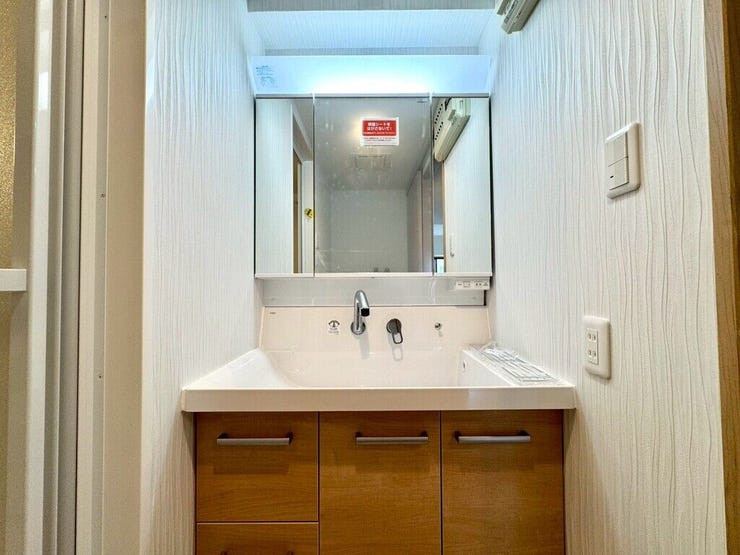 【Washroom】毎朝の準備がスムーズに。広めの洗面台と収納が使いやすい洗面所です。