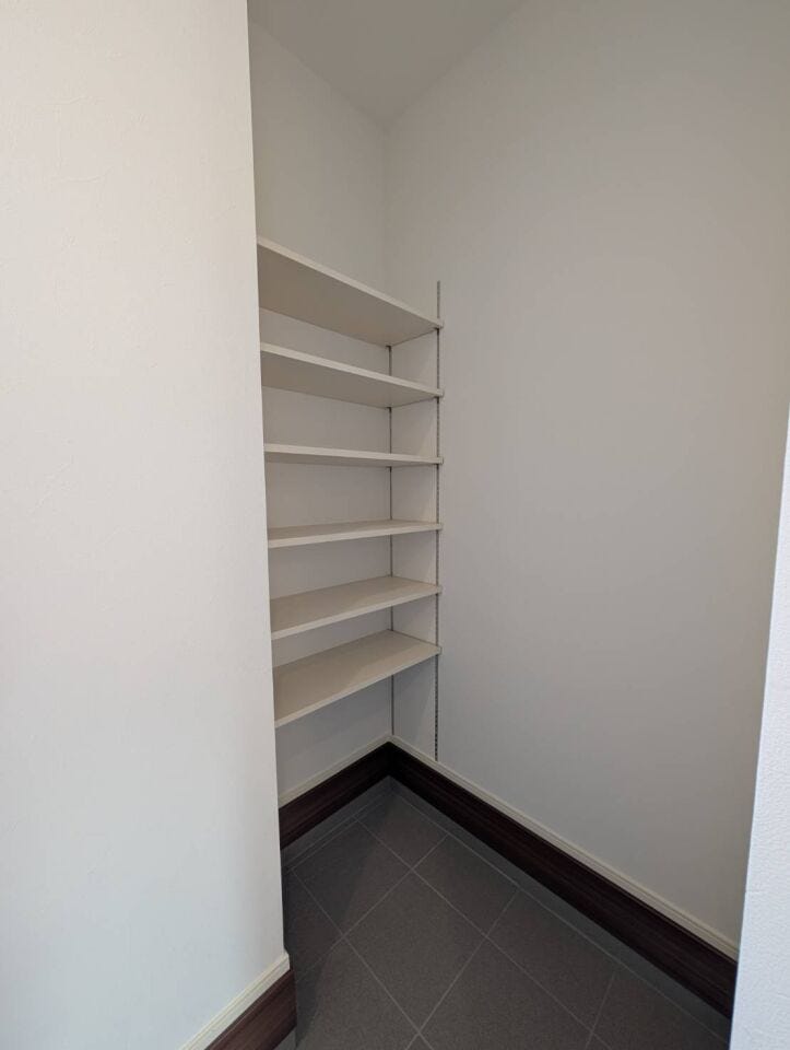 スッキリとした収納のおかげで、家族全員の靴を隠して生活感をオフにできます!