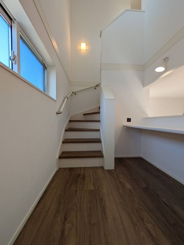 白壁に木目の階段が映えるナチュラルモダンな空間。毎日の昇り降りも楽しくなりそう