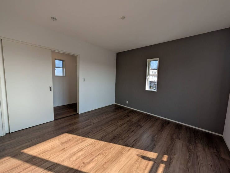 グレーのアクセントクロスが落ち着いた眠りを誘う、シックな主寝室です!