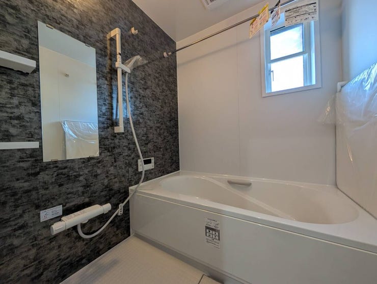 ゆったり浸かれる広々とした浴槽。お子様とのバスタイムも楽しくなりそうですね!