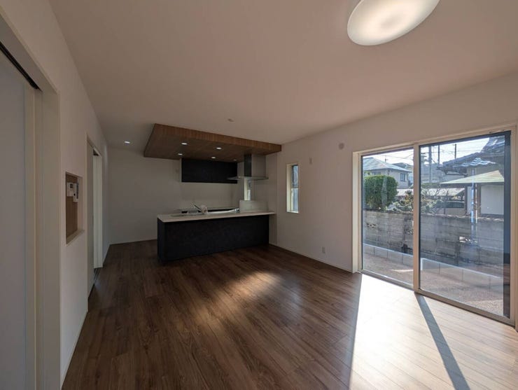 大きな窓からたっぷりとした陽光が降り注ぐ、明るく開放的なLDK!