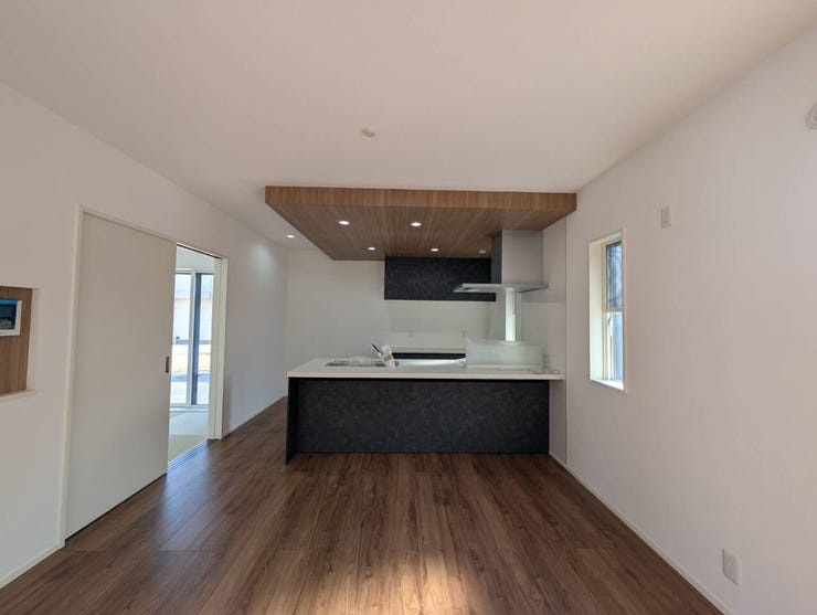 家族が自然と集まりたくなる、開放感と居心地の良さを両立した憩いの場です。