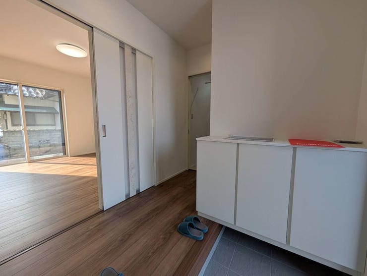 白を基調とした清潔感あふれる玄関。明るい光が家族を優しく迎えます。